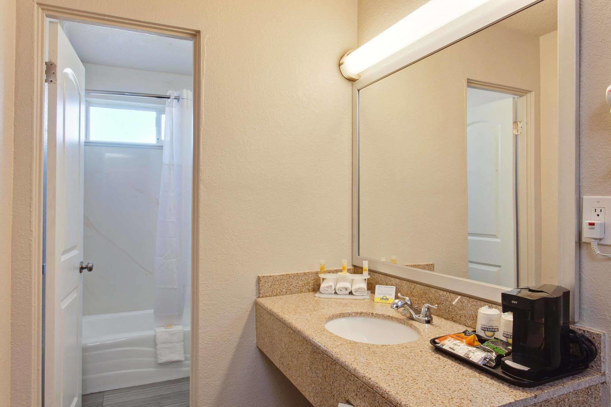 Days Inn By Wyndham Chowchilla Gateway To Yosemite Экстерьер фото